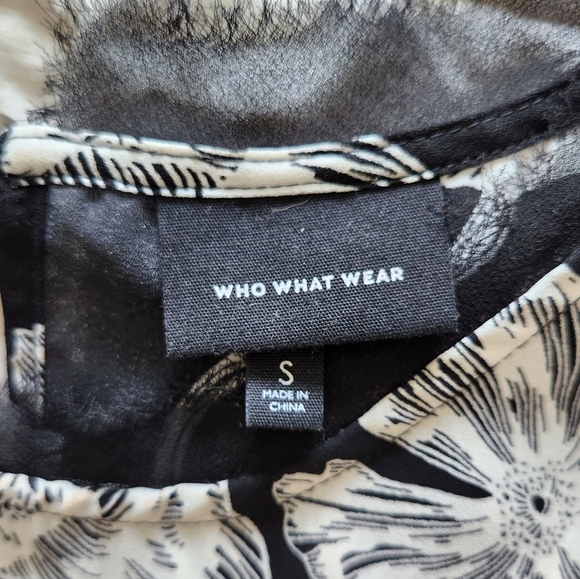 Who What Wear - Black Sleeveless Blouse with White Floral Print - Small - Picture 3 of 5